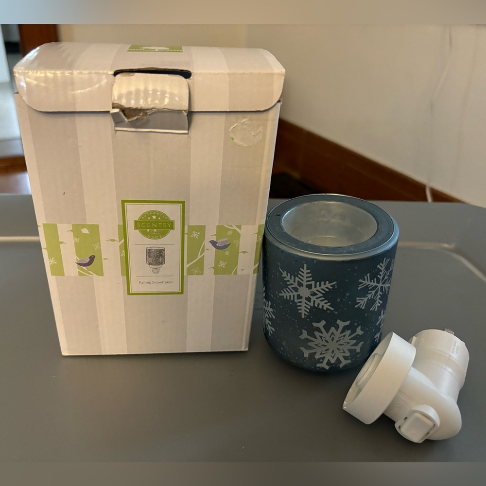 Scentsy Falling Snowflakes Plug In